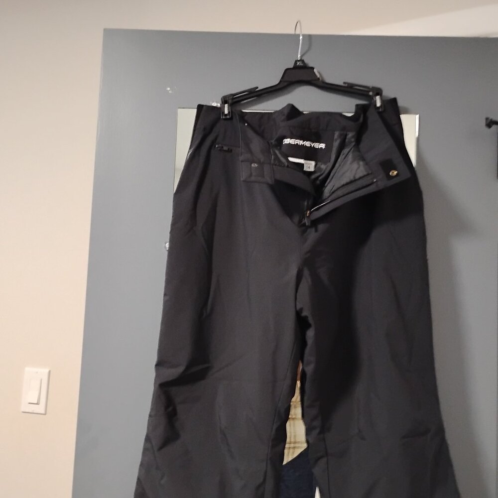 Obermeyer, womens insulated black skiing pants, with pockets